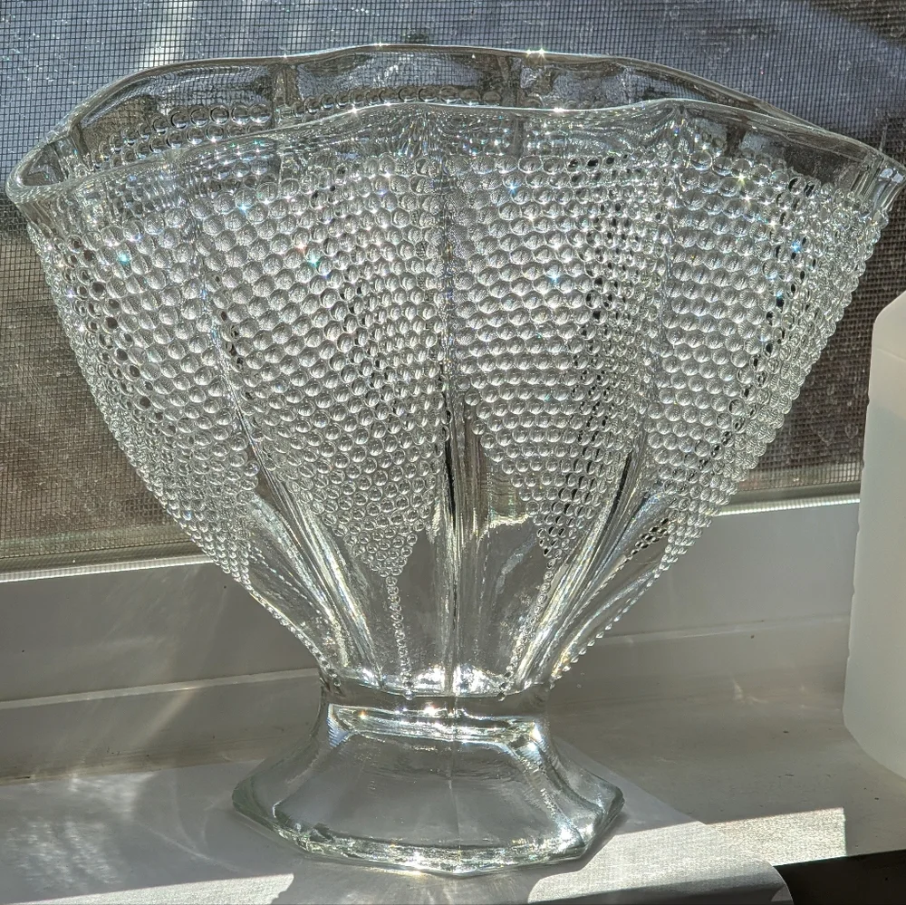 L.E. Smith 1940s Thousand Eyes Pattern Hobnail Fan Shaped Footed Tall Glass Vase
